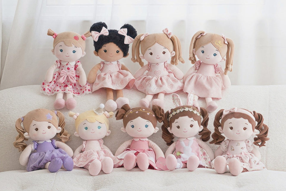 A lineup of current Leyadoll dolls